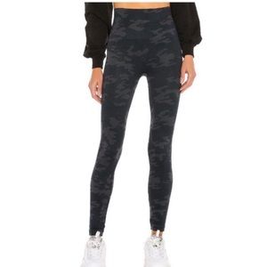 Spanx Camo Leggings Look At Me Now LAMN Size Large
